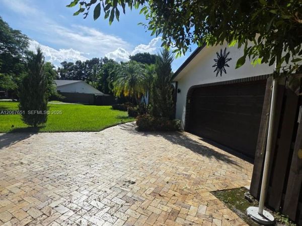 18611 SW 61st Ct , Southwest Ranches, FL 33332