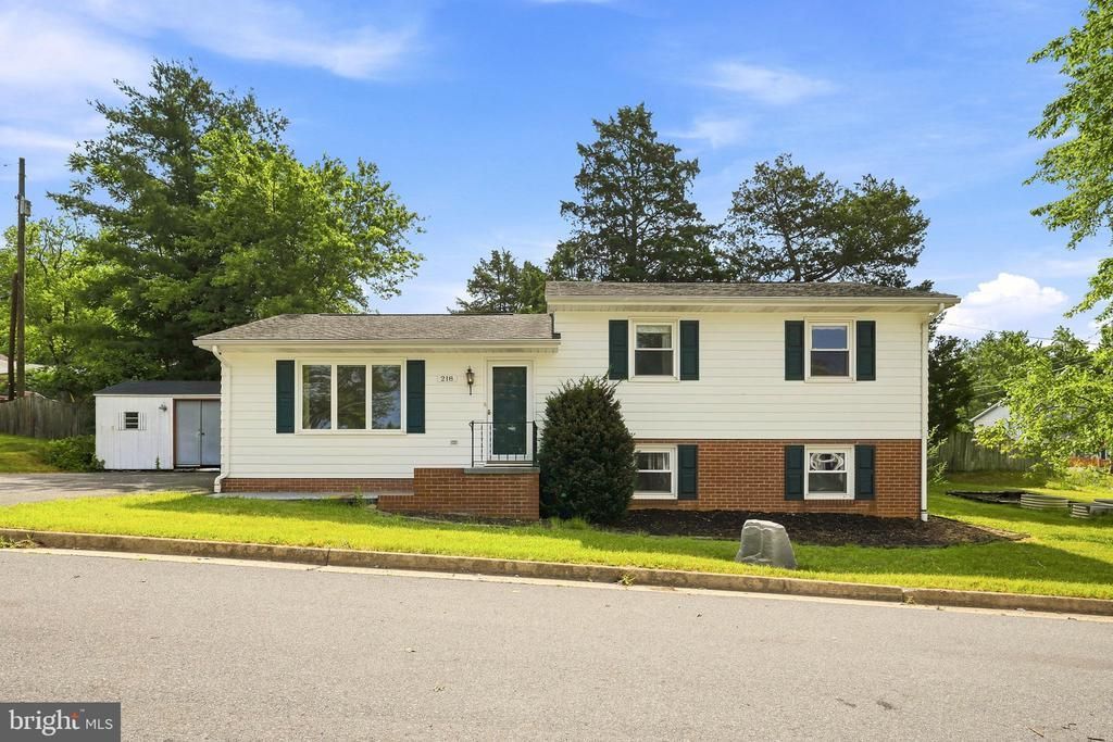 218 Locust Drive, Strasburg, VA 22657 Main Photo