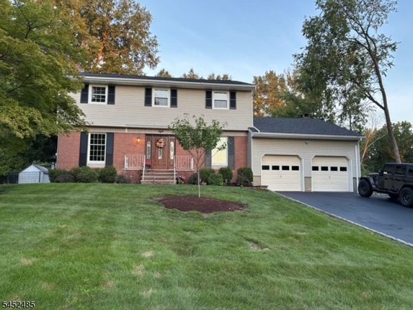 8 Cedar Ln, Roseland, NJ 07068
