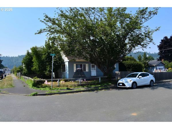 126 3RD ST, Myrtle Point, OR 97458