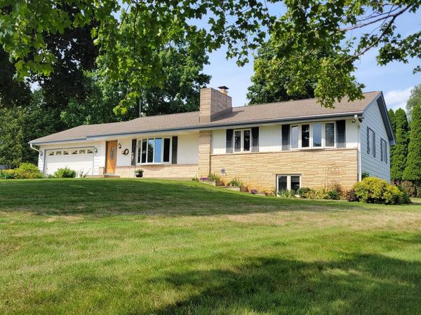 N7928 Green Tree LANE, Oconomowoc, WI 53066