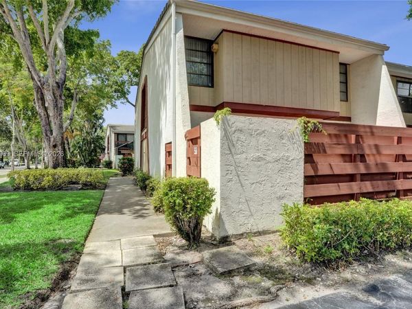 2999 Lakewood Ln , Hollywood, FL 33021