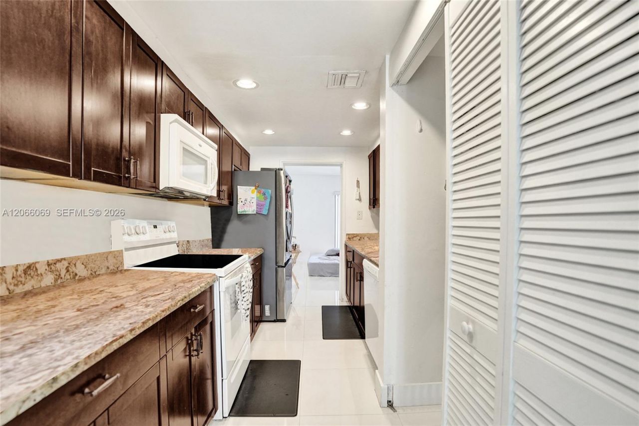 2999 Lakewood Ln, Hollywood, FL 33021 Photo