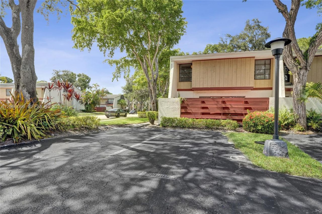 2999 Lakewood Ln, Hollywood, FL 33021 Photo
