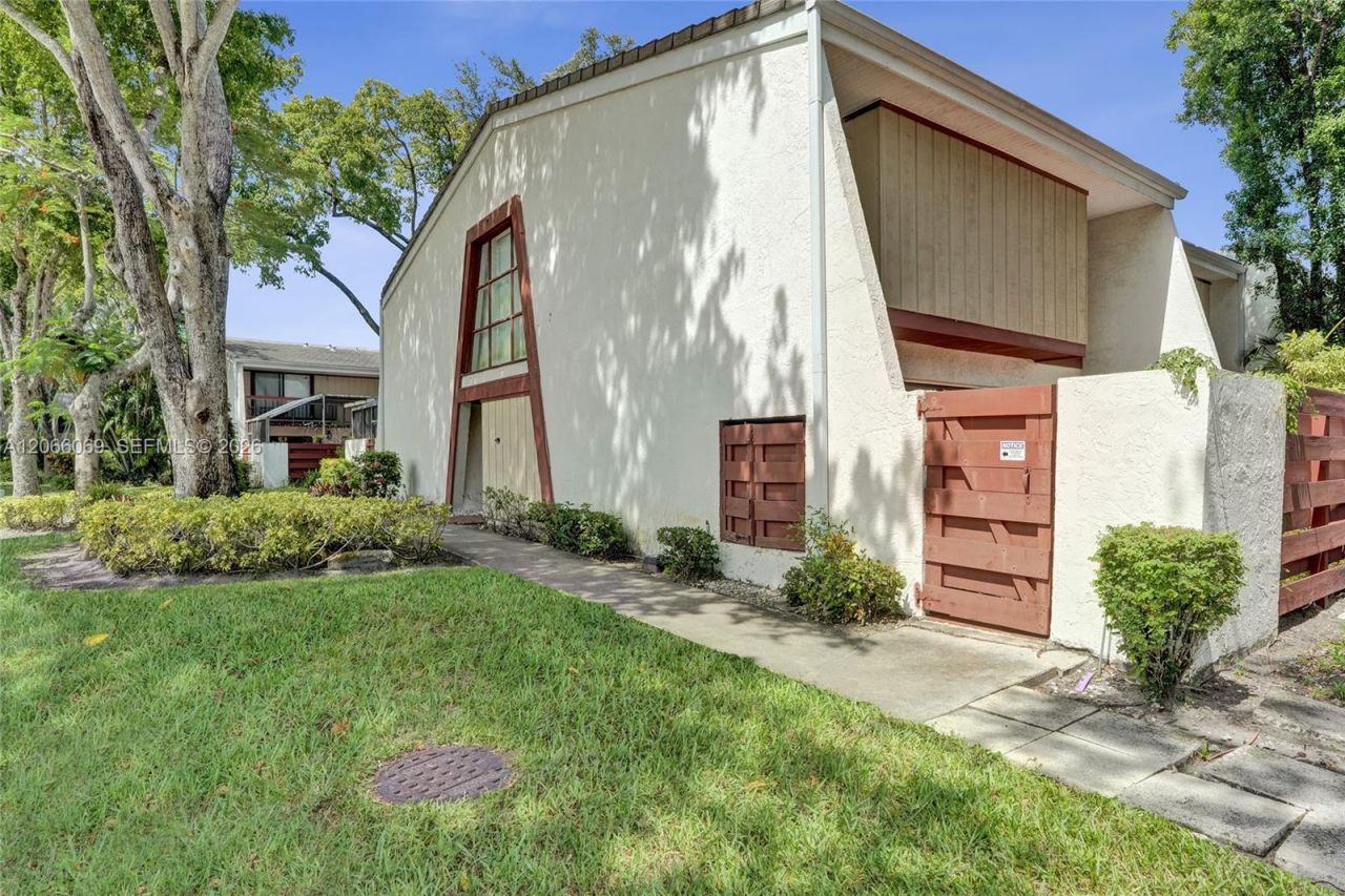 2999 Lakewood Ln, Hollywood, FL 33021 Photo