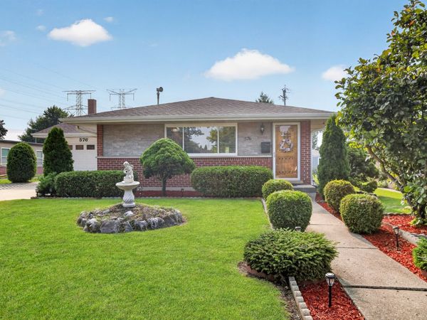 576 Dara James Road , Des Plaines, IL 60016