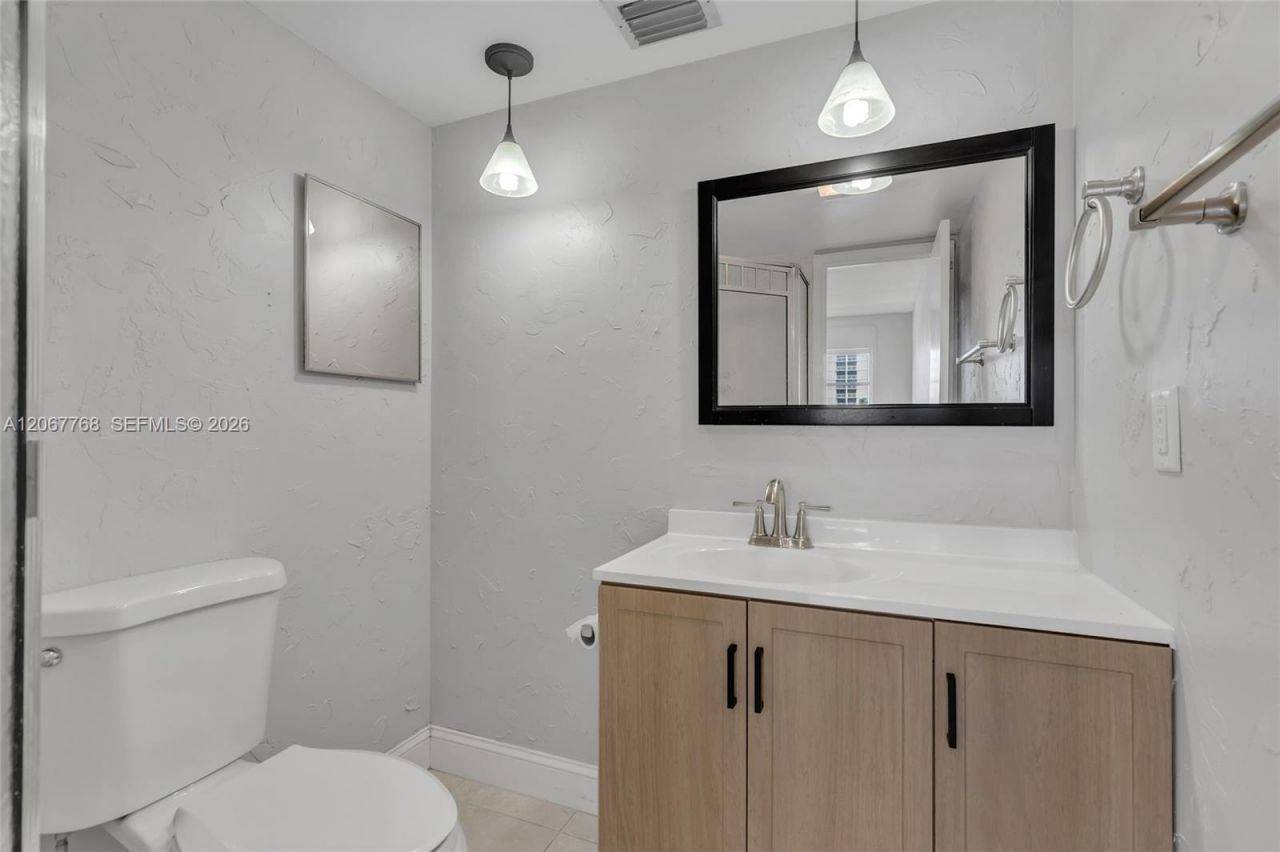 28 Yacht Club Dr , Unit 202, North Palm Beach, FL 33408 Photo