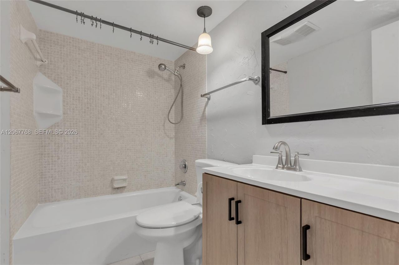 28 Yacht Club Dr , Unit 202, North Palm Beach, FL 33408 Photo