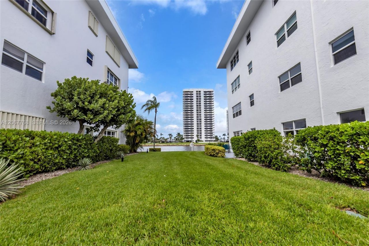 28 Yacht Club Dr , Unit 202, North Palm Beach, FL 33408 Photo