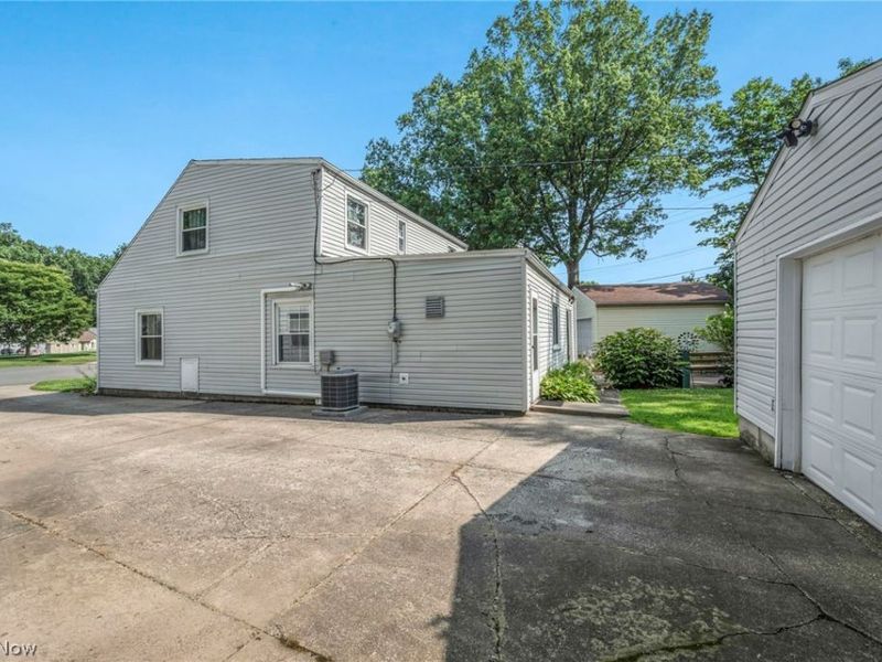 2139 Suncrest Circle , Cuyahoga Falls, OH 44221 Photo 4