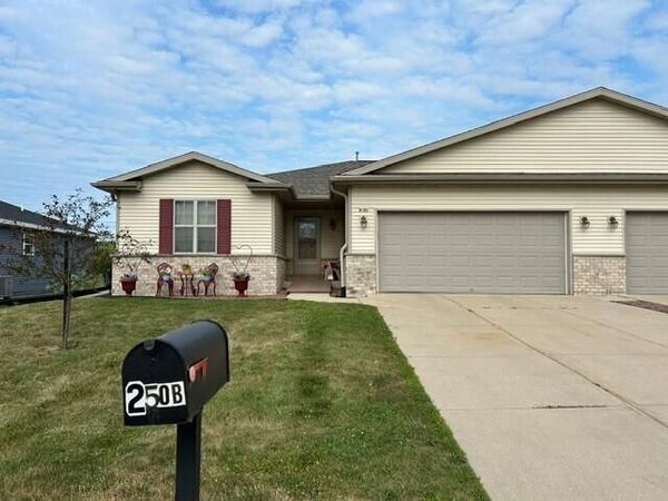 250 Kuehl DRIVE, Unit B, Iron Ridge, WI 53035