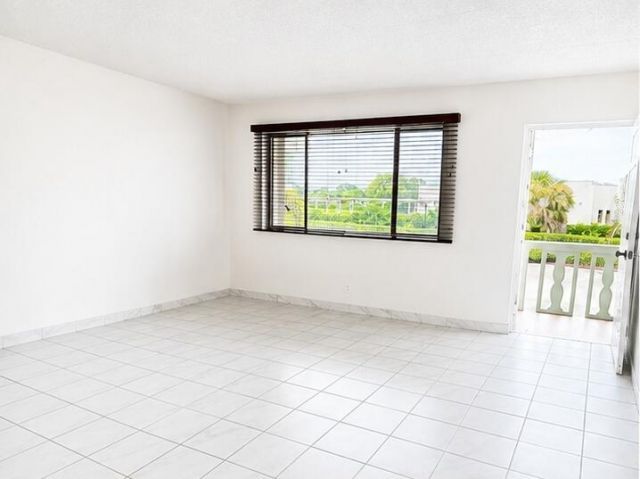 400 Village Green Circle W, Unit 205, Palm Springs, FL 33461 Photo