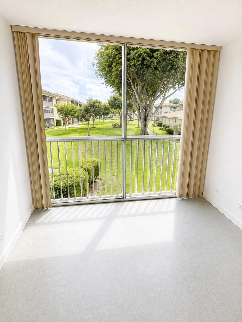 400 Village Green Circle W, Unit 205, Palm Springs, FL 33461 Photo