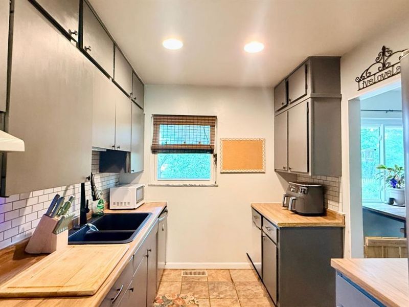 677 Carlsbad Road, Forest Park, OH 45240 Photo 8