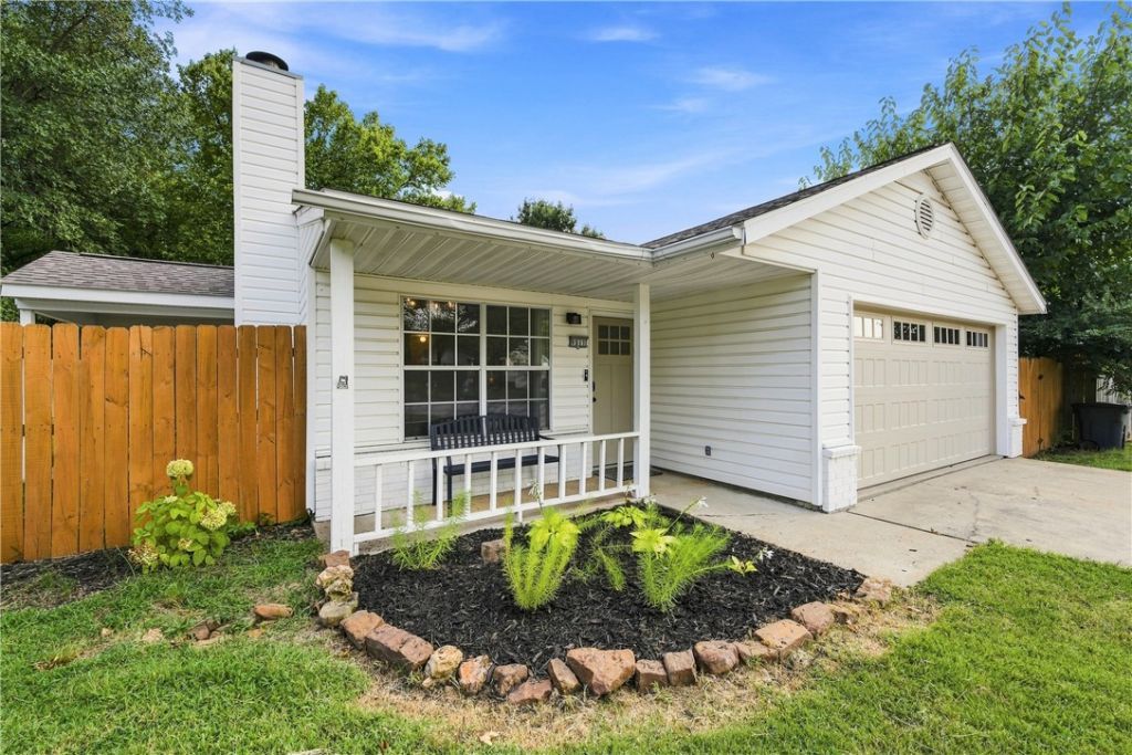 511 E Evergreen Lane, Fayetteville, AR 72703 Main Photo