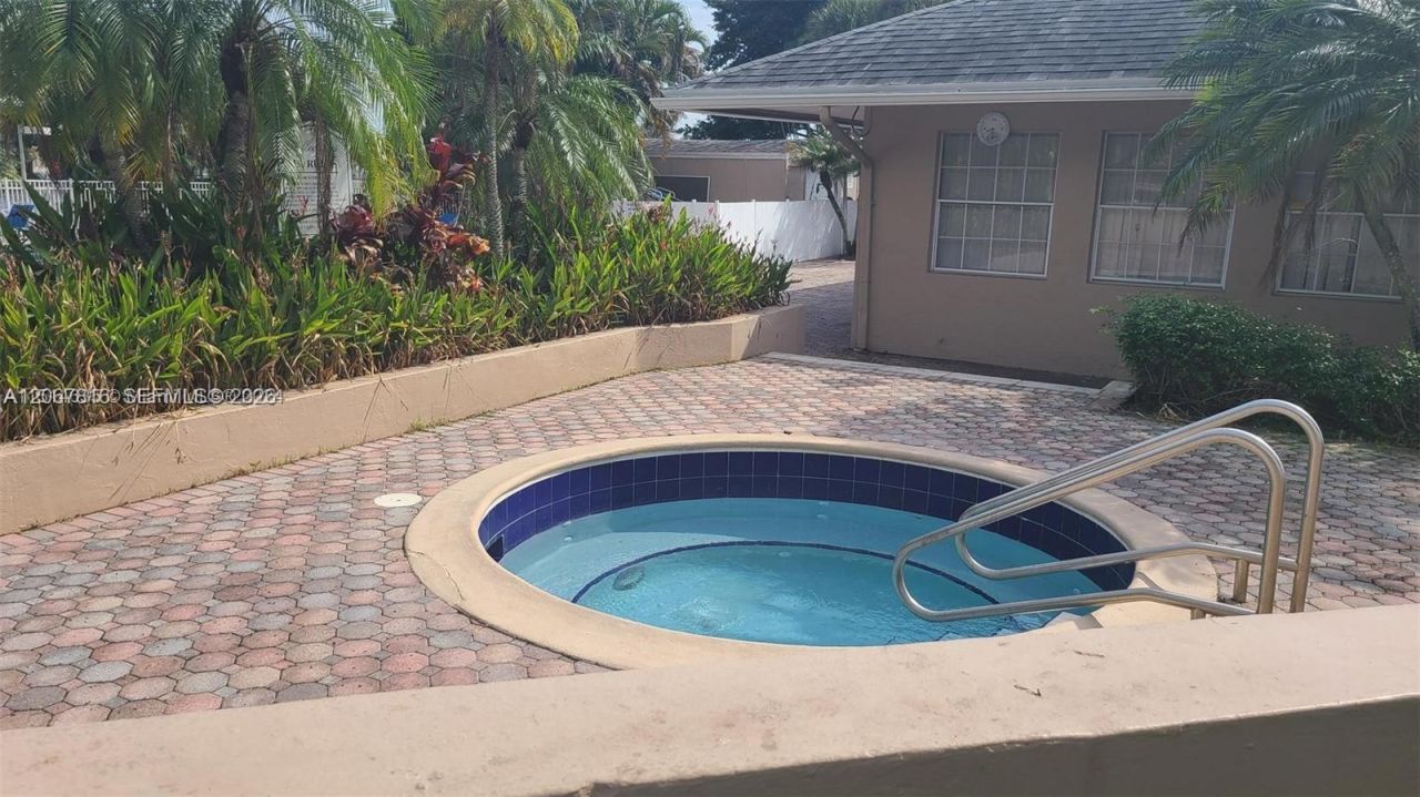 2091 NW 96th Ter, Unit 13M, Pembroke Pines, FL 33024 Photo