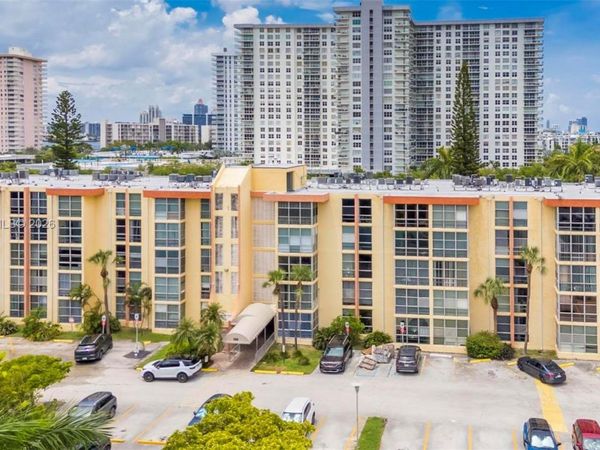 200 172nd St , Unit 112, Sunny Isles Beach, FL 33160