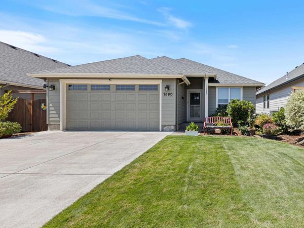 1590 SE Barberry Av, Dallas, OR 97338