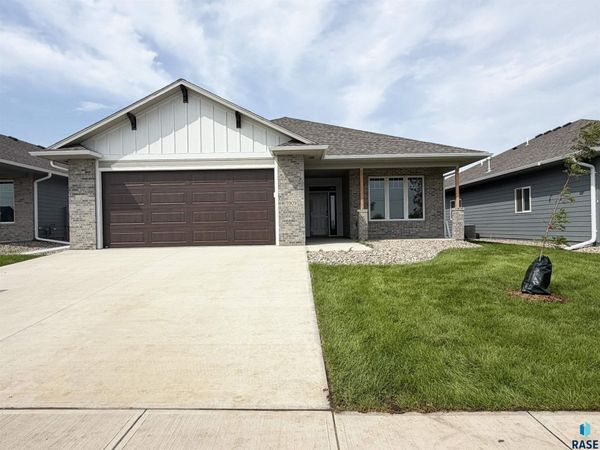 5909 S Huntwood Ave, Sioux Falls, SD 57108