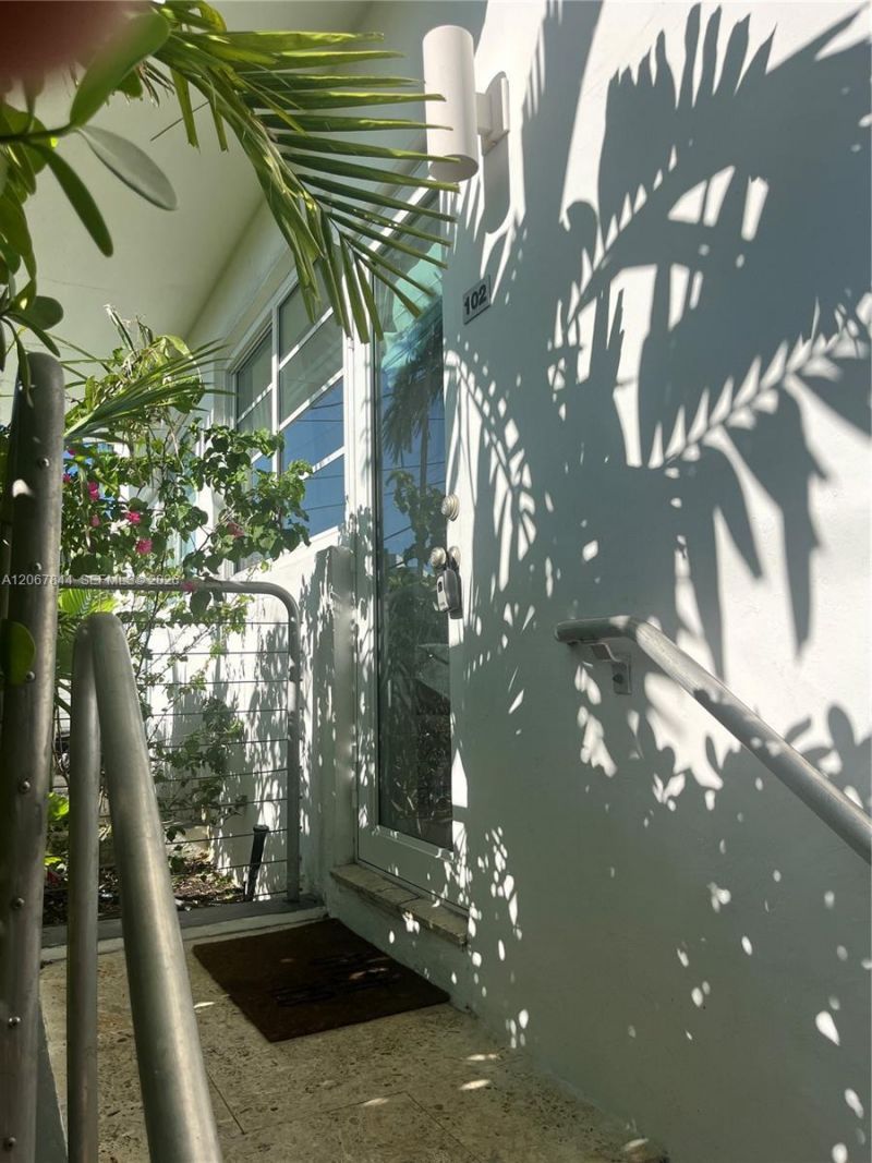 3917 N Meridian Ave, Unit 102, Miami Beach, FL 33140 Photo