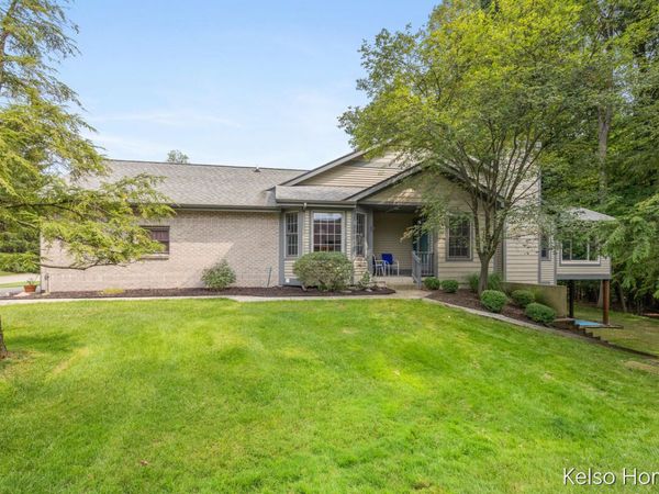 2122 S Cross Creek Drive SE, Grand Rapids, MI 49508