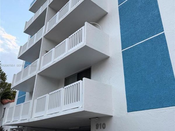 910 Michigan Ave, Unit 405, Miami Beach, FL 33139