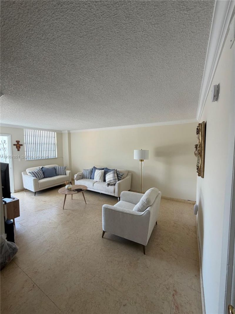 910 Michigan Ave, Unit 405, Miami Beach, FL 33139 Photo