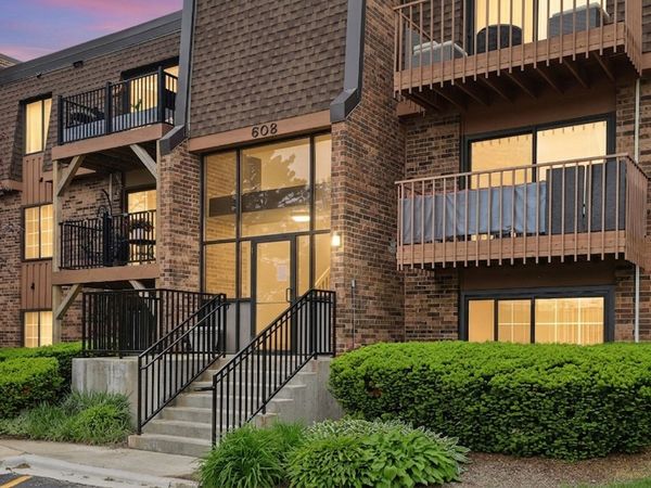 608 Waterford Road, Unit 1B, Schaumburg, IL 60193