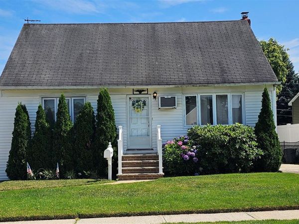 671 Blackstone Ave , East Meadow, NY 11554