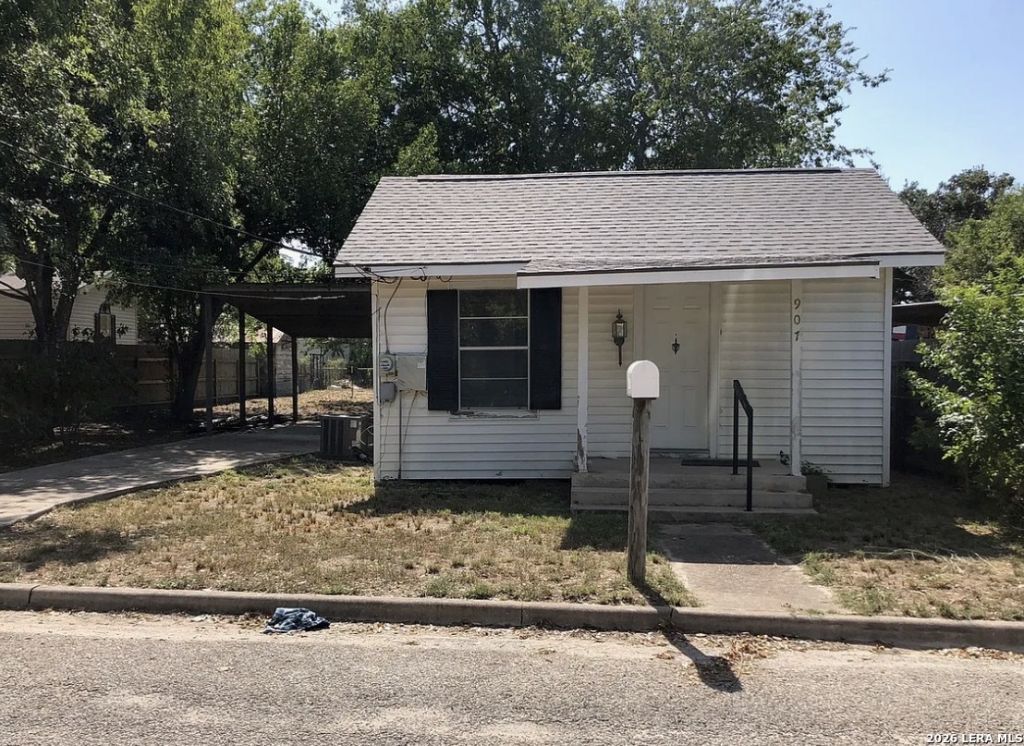 907 Martin, Pleasanton, TX 78064 Main Photo