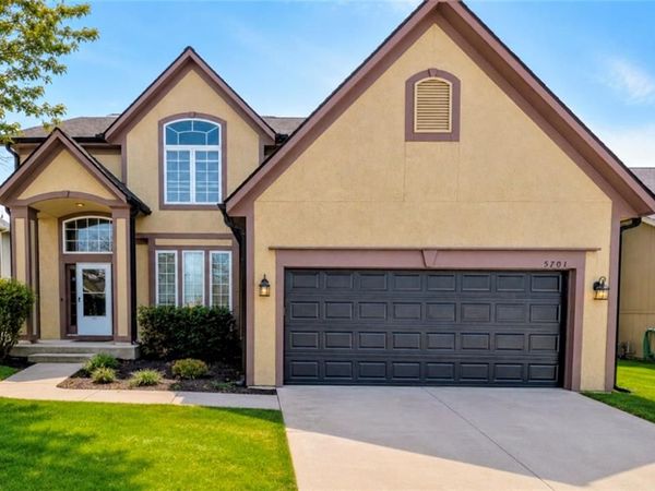 5701 NE Hidden Meadow Drive, Lee's Summit, MO 64064