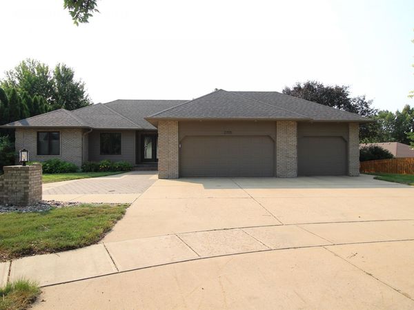 2705 E Thomas Cir, Sioux Falls, SD 57103