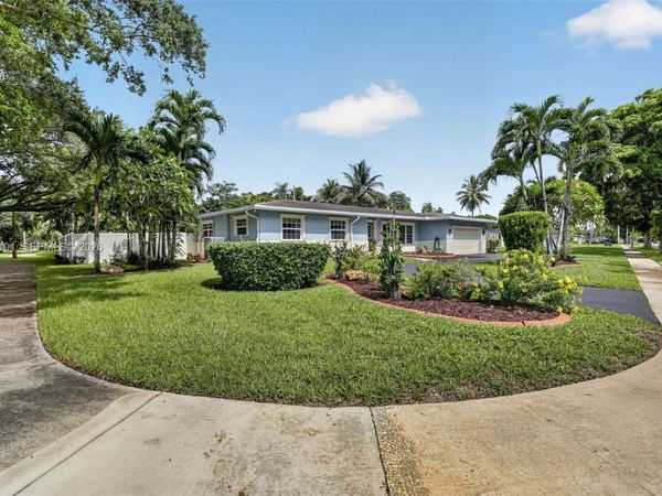 801 Ixora Ln, Plantation, FL 33317