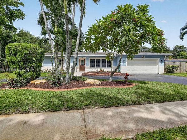 801 Ixora Ln, Plantation, FL 33317