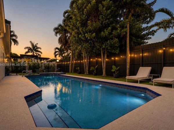 19040 S Saint Andrews Dr , Hialeah, FL 33015