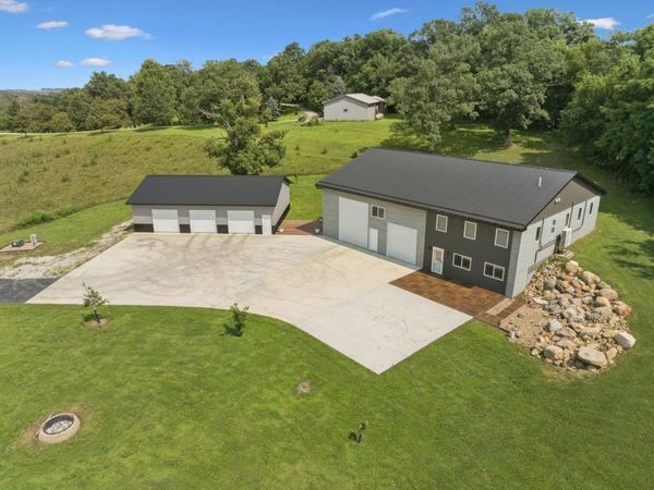 5710 32nd Avenue , Center Point, IA 52213