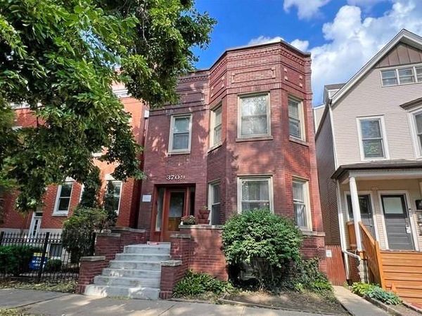 3709 N Bosworth Avenue, Chicago, IL 60613