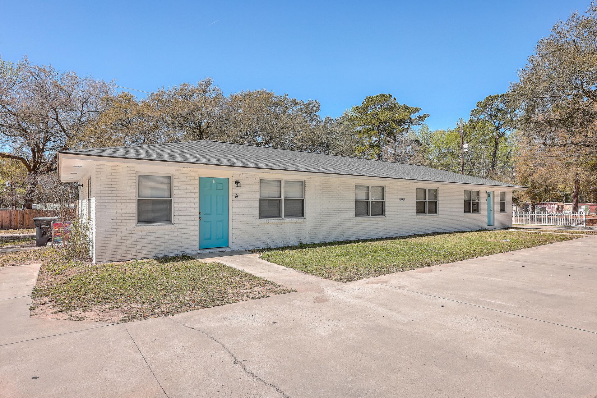 4345 Leslie Street Photo 10
