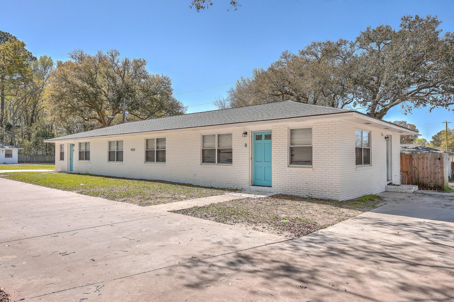 4345 Leslie Street Photo 11