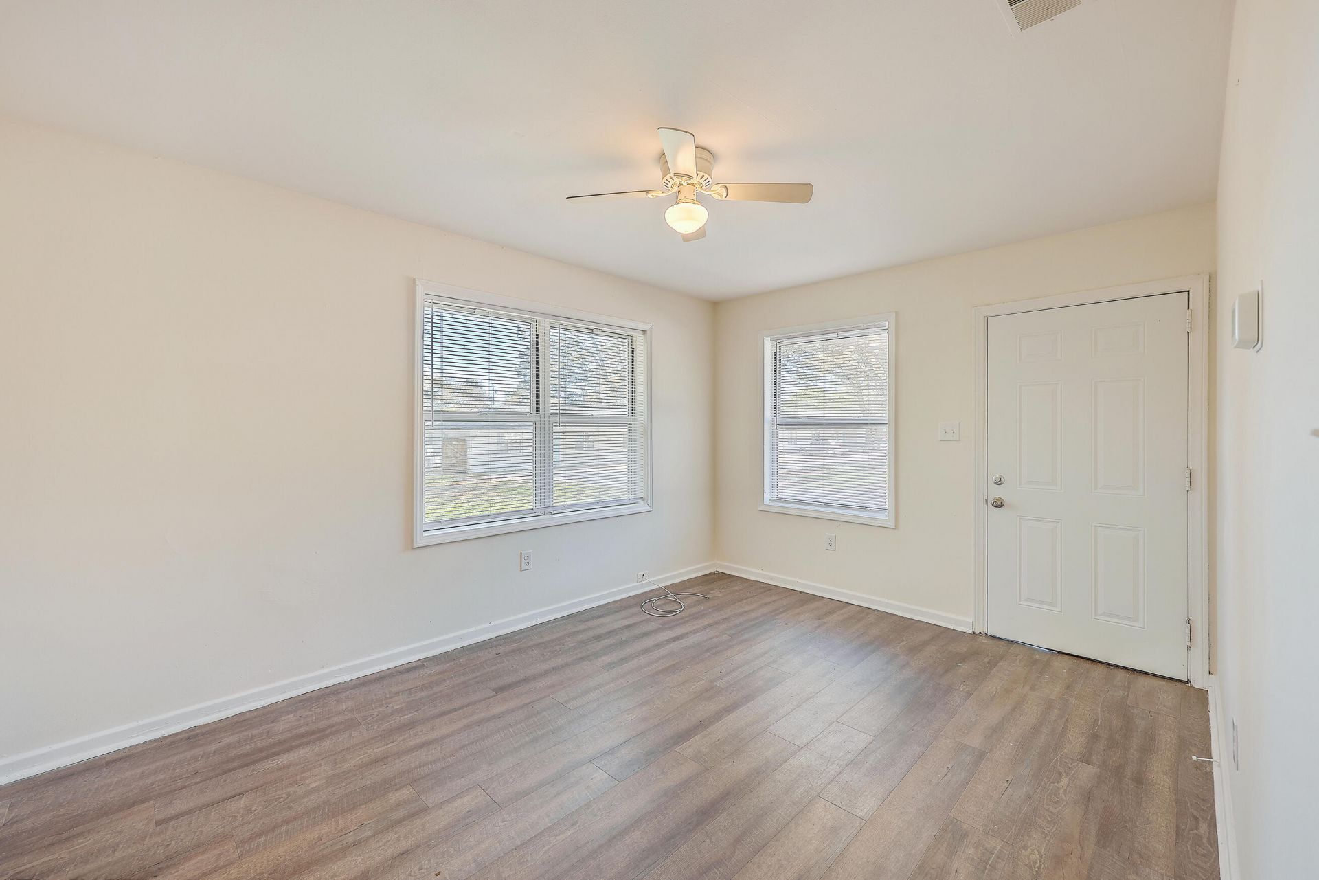 4345 Leslie Street Photo 19