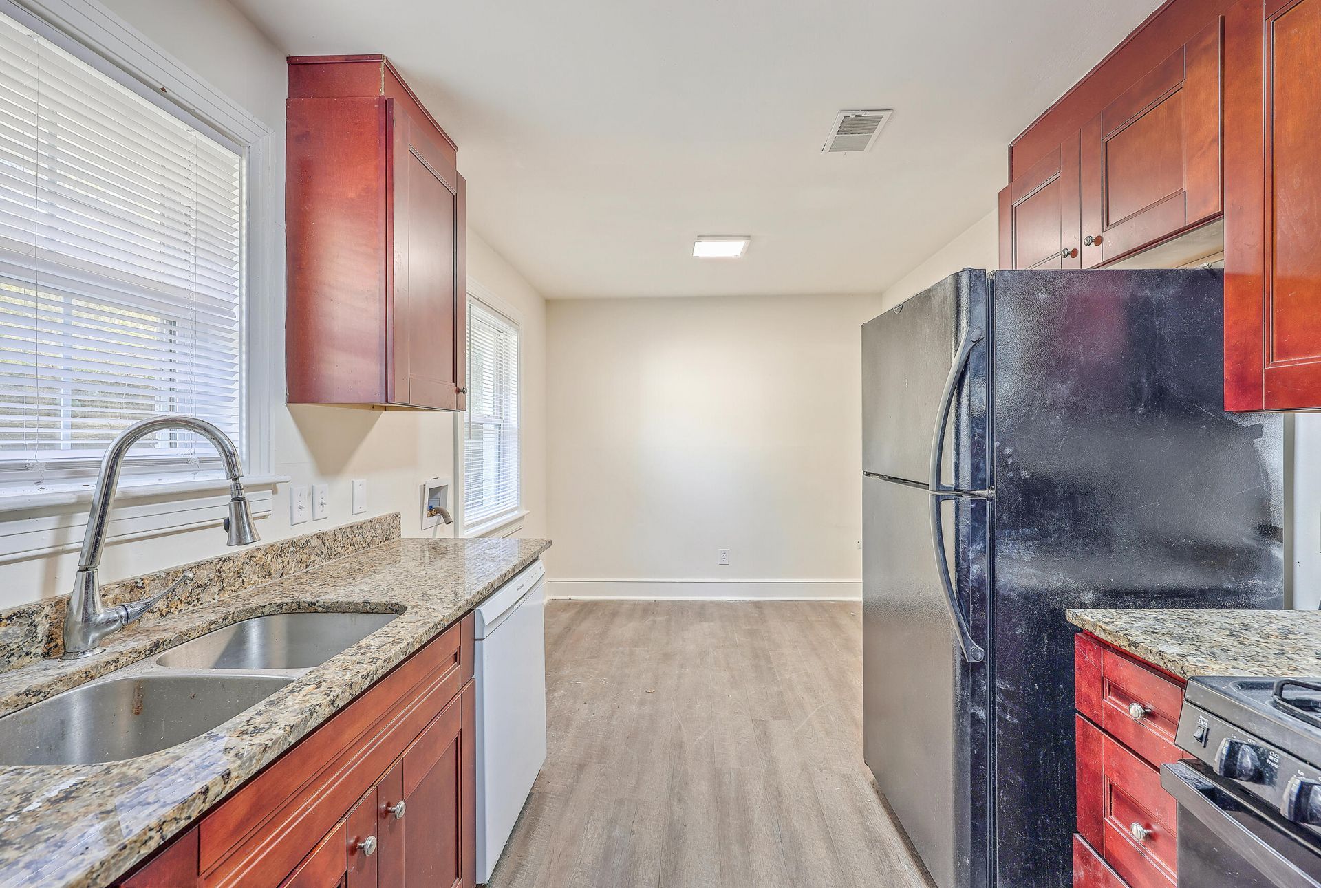 4345 Leslie Street Photo 28