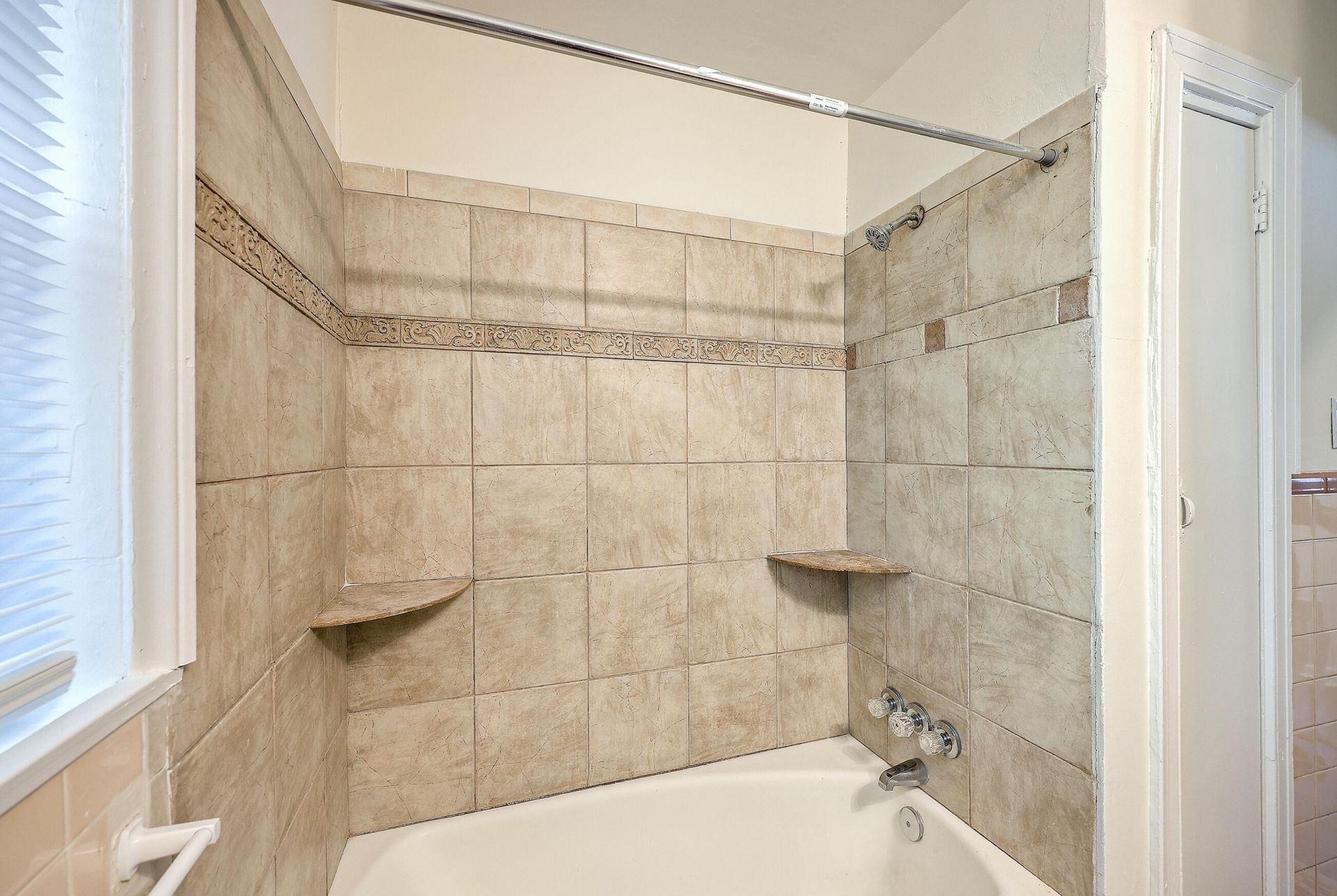 4345 Leslie Street Photo 30