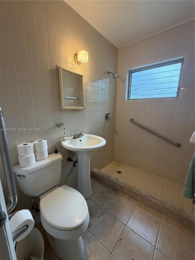 733 W 35th St, Hialeah, FL 33012 Photo