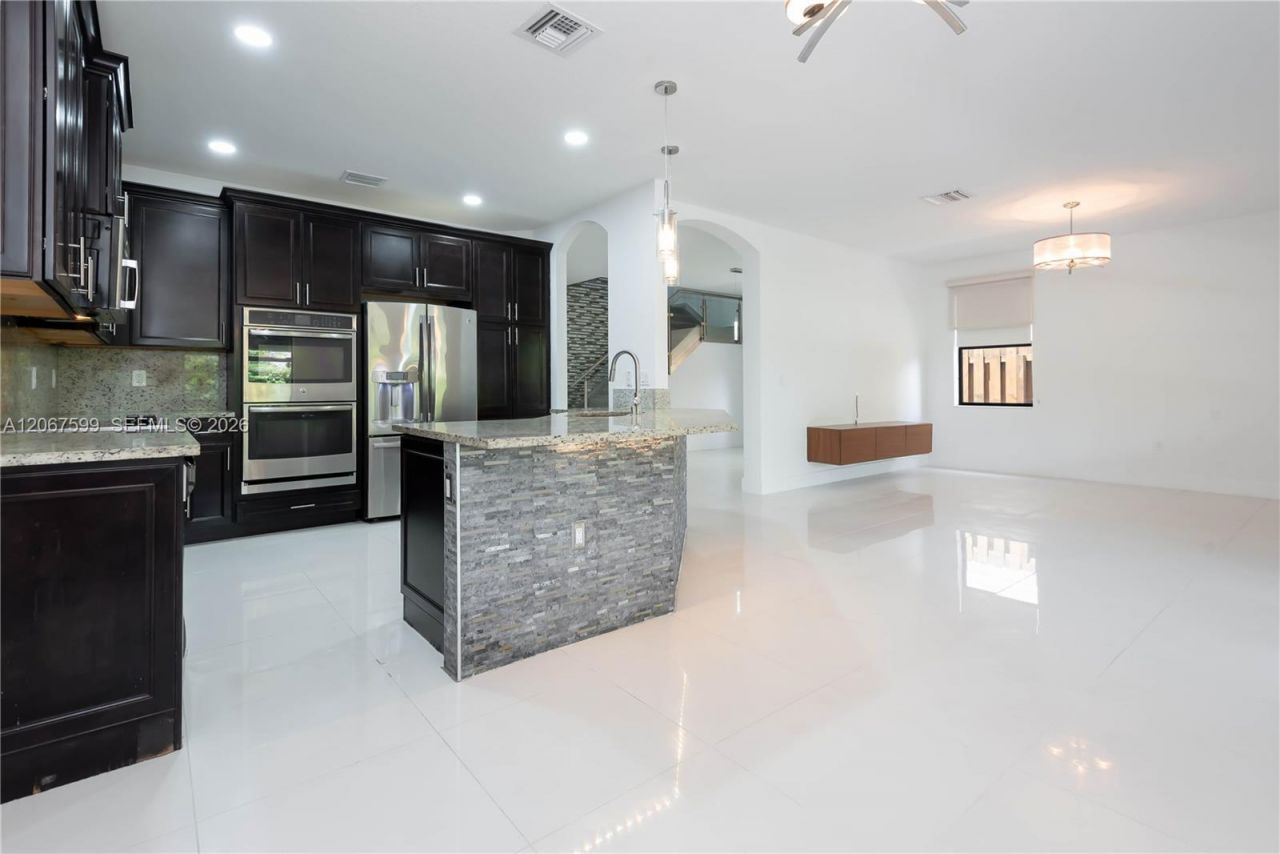 10235 NW 87th Ter, Doral, FL 33178 Photo