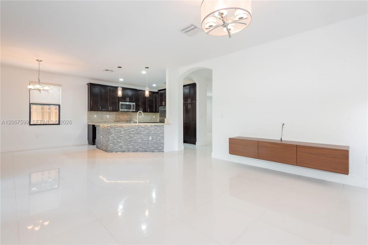 10235 NW 87th Ter, Doral, FL 33178 Photo