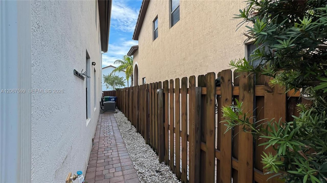 10235 NW 87th Ter, Doral, FL 33178 Photo