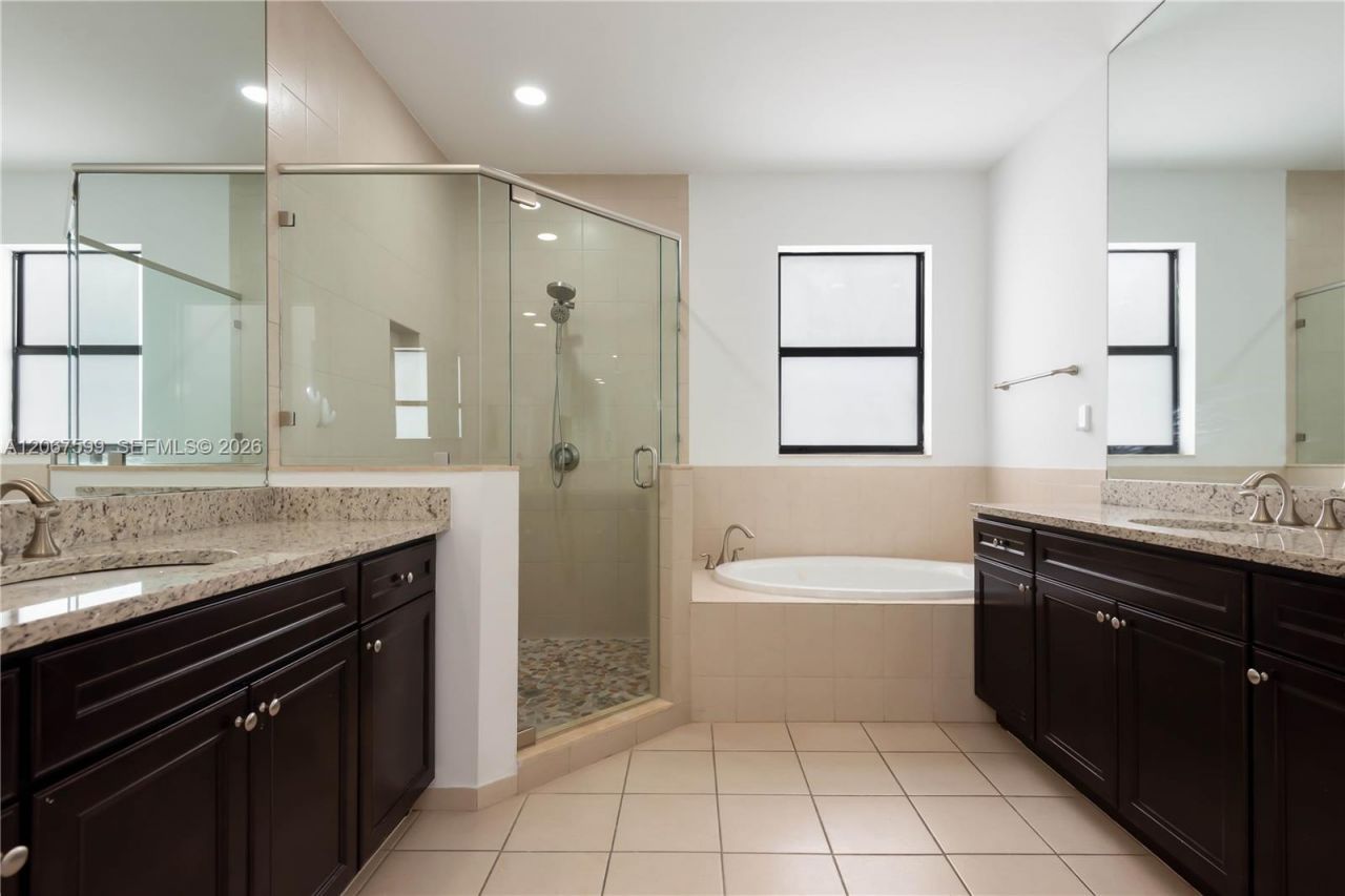 10235 NW 87th Ter, Doral, FL 33178 Photo