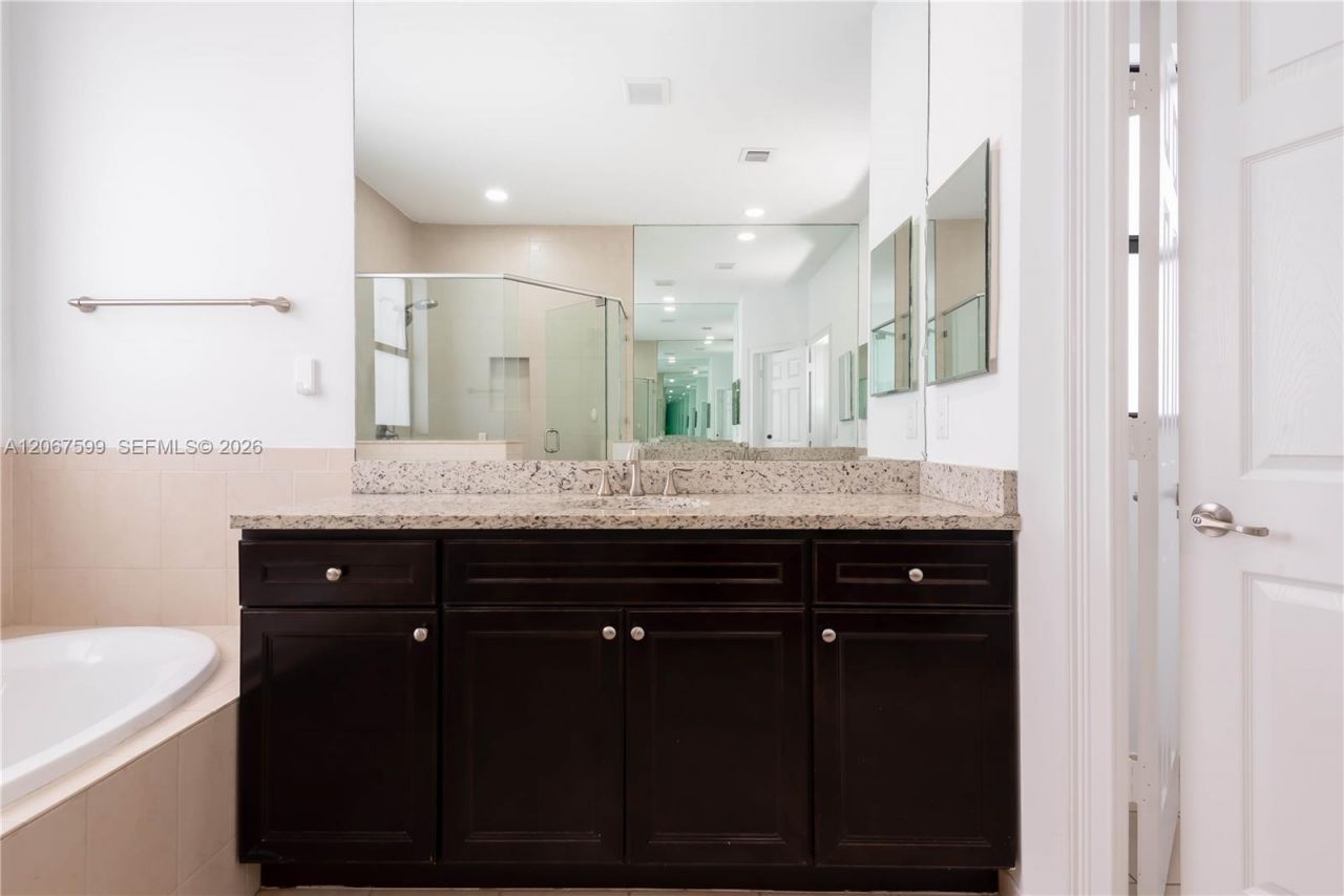 10235 NW 87th Ter, Doral, FL 33178 Photo