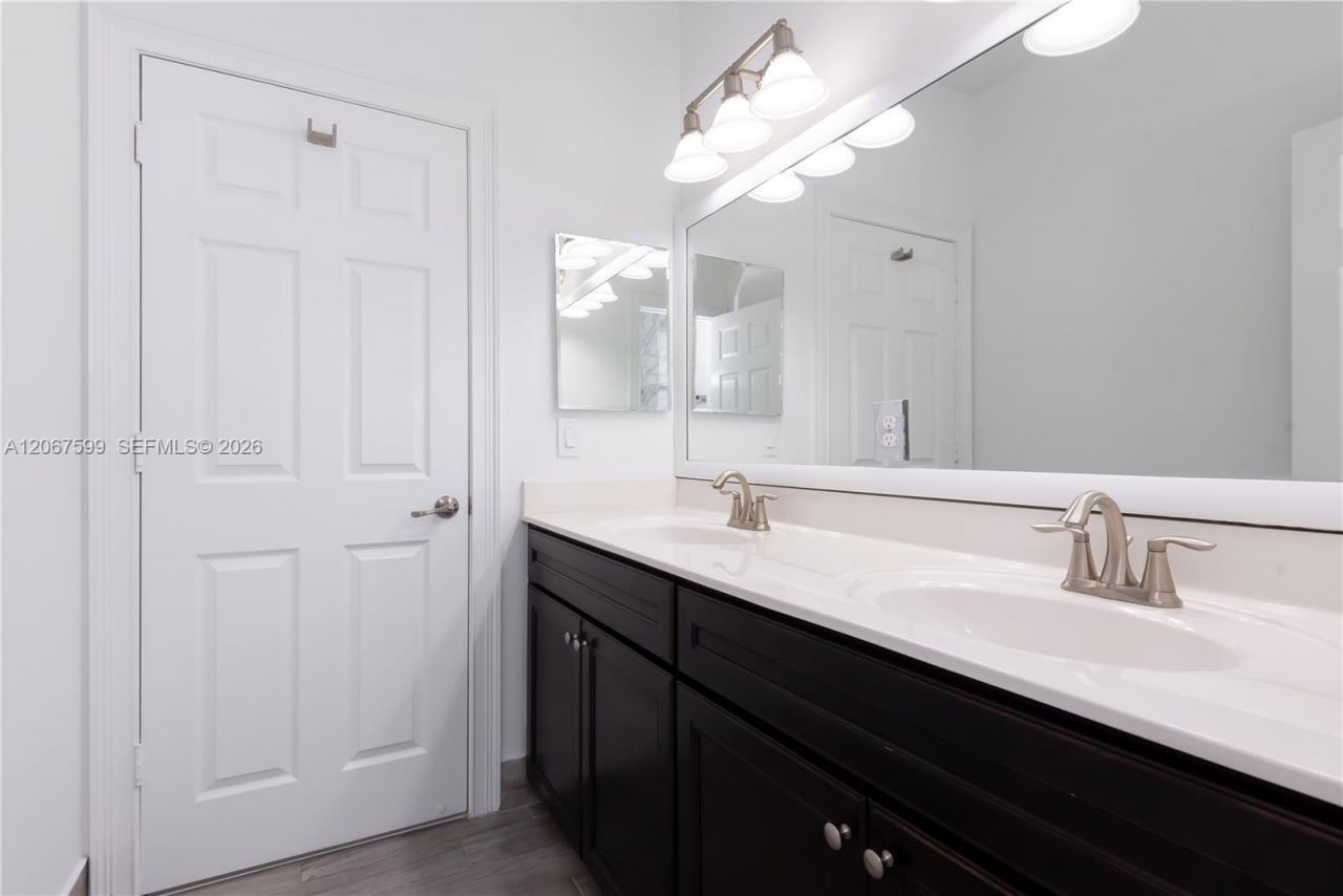 10235 NW 87th Ter, Doral, FL 33178 Photo