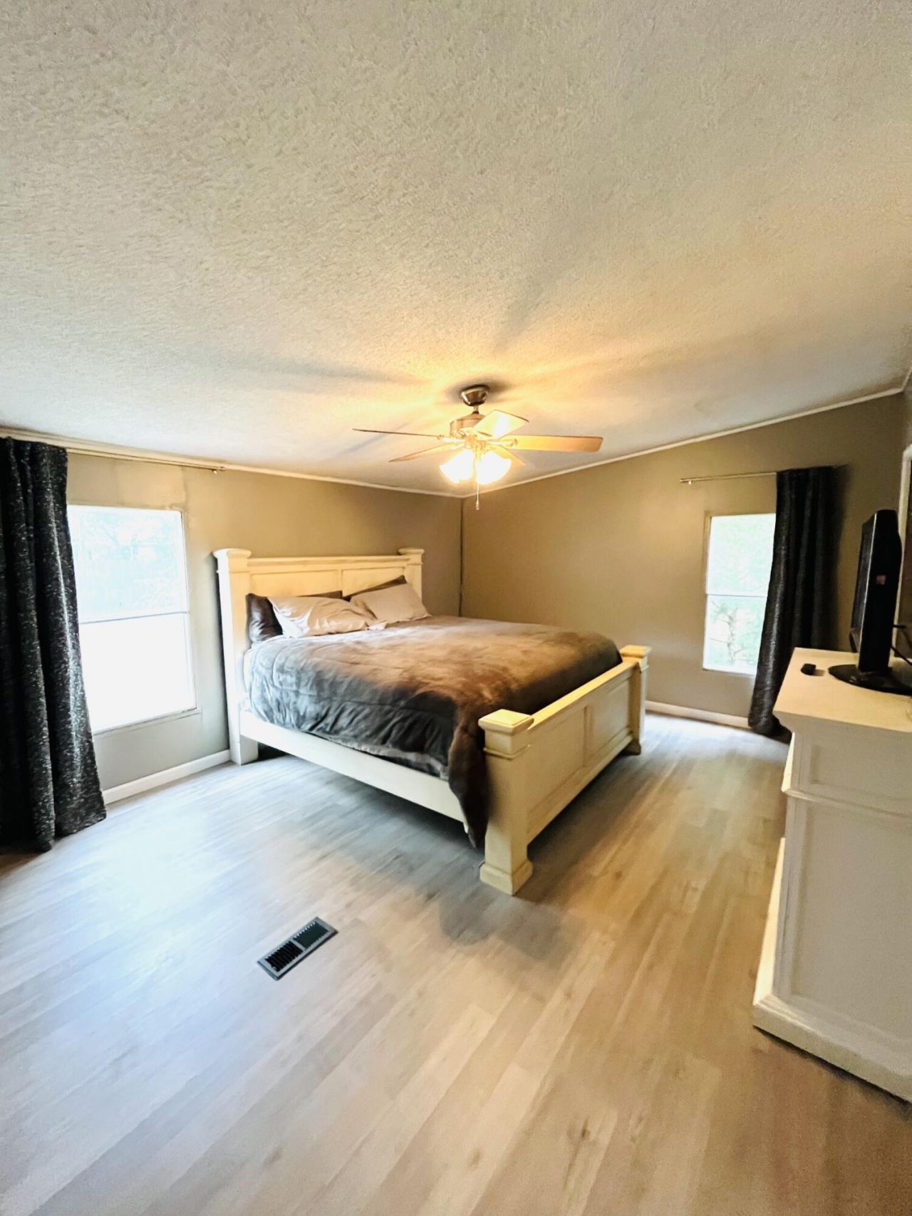 734 Henry Street Photo 11